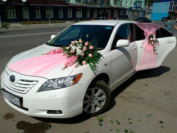 Quelques idées de décoration pour sublimer votre voiture de mariage